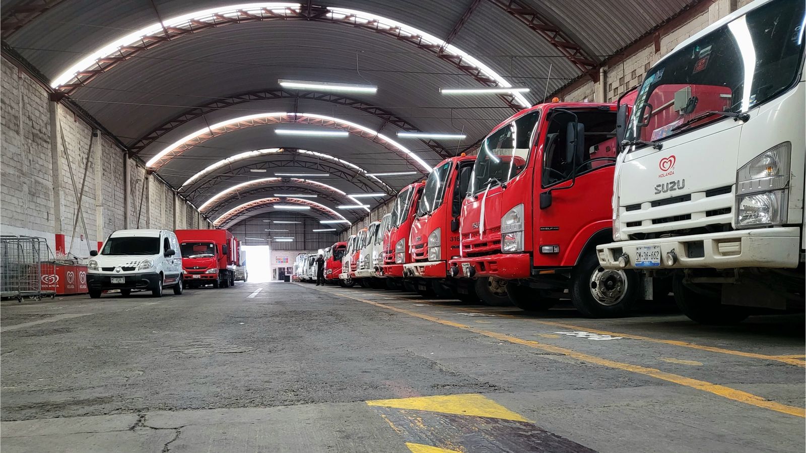 Flota de camiones de reparto resguardada en nave, en mantenimiento con Mr. Car